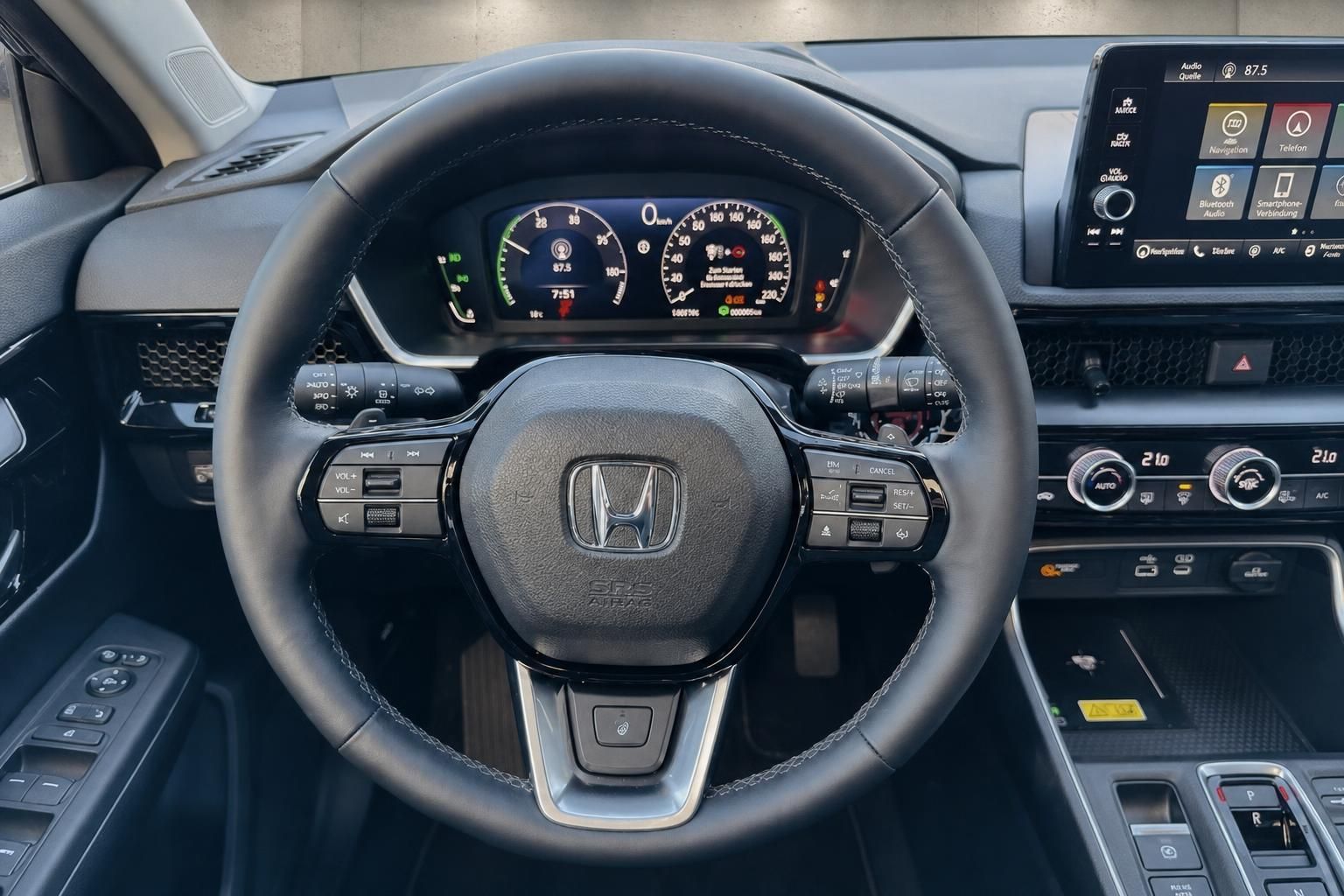 Honda Lenkrad mit Multifunktionstasten und Digitalanzeige im Detail