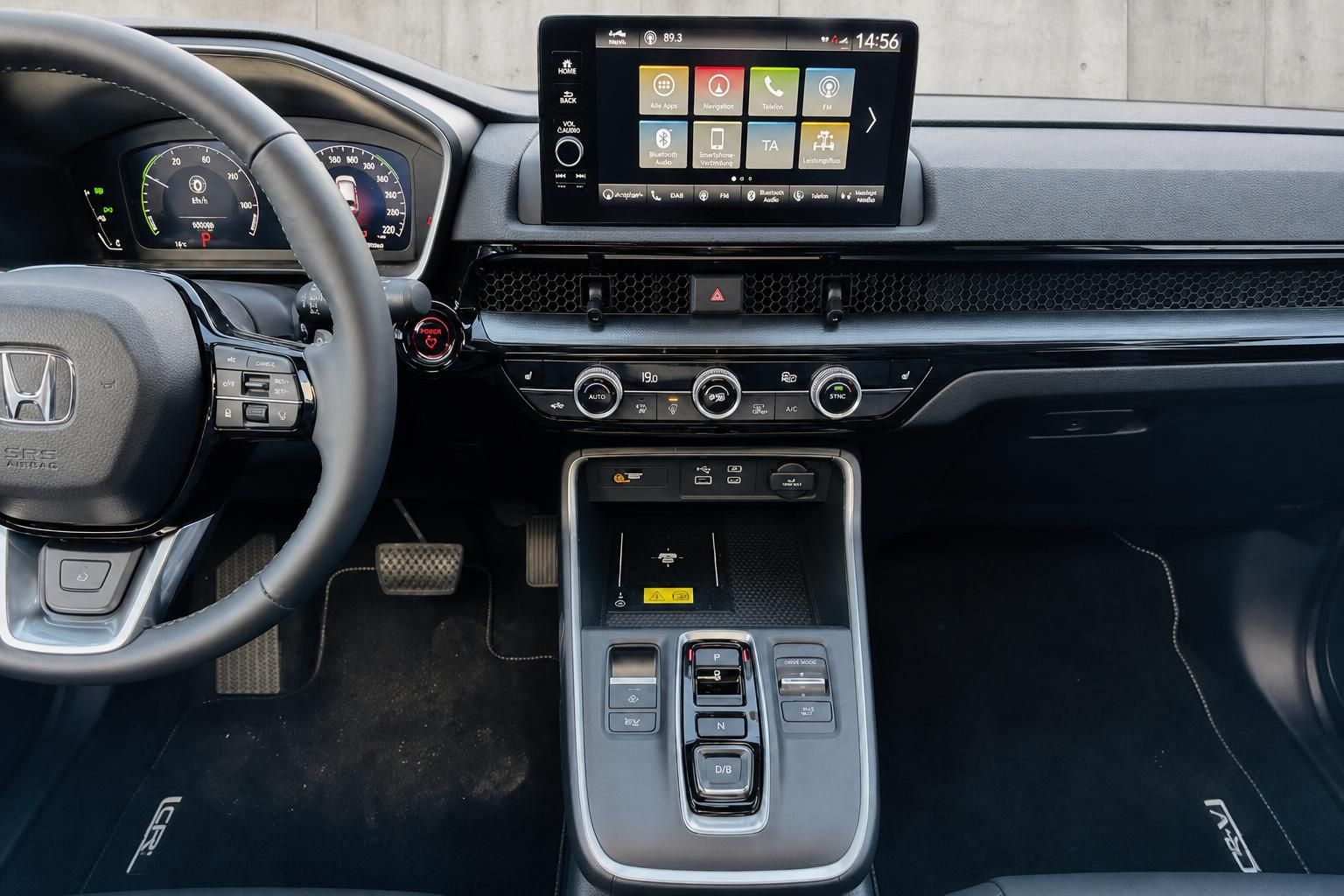 Honda Innenraum mit Touchscreen, Klimabedienung und Schaltkonsole