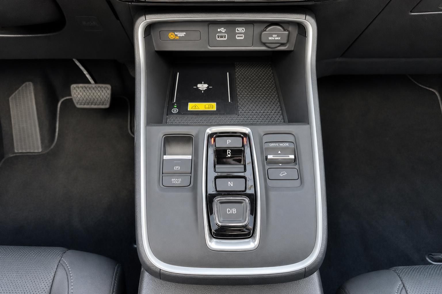 Mittelkonsole mit Automatikwahlhebel, USB-Anschluessen und Kabelloser Ladestation