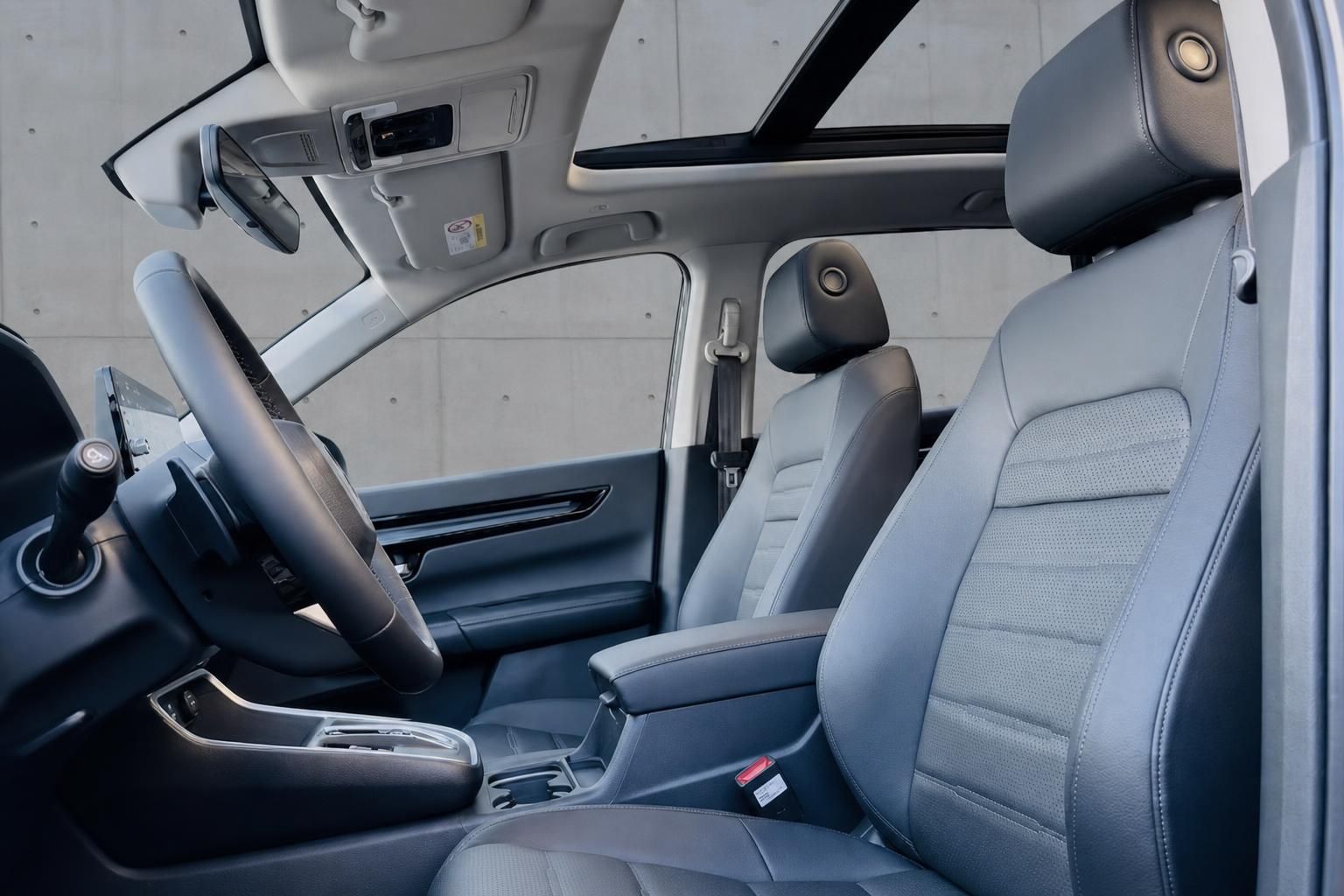 Honda Innenraum mit Ledersitzen, Panoramadach und Mittelkonsole