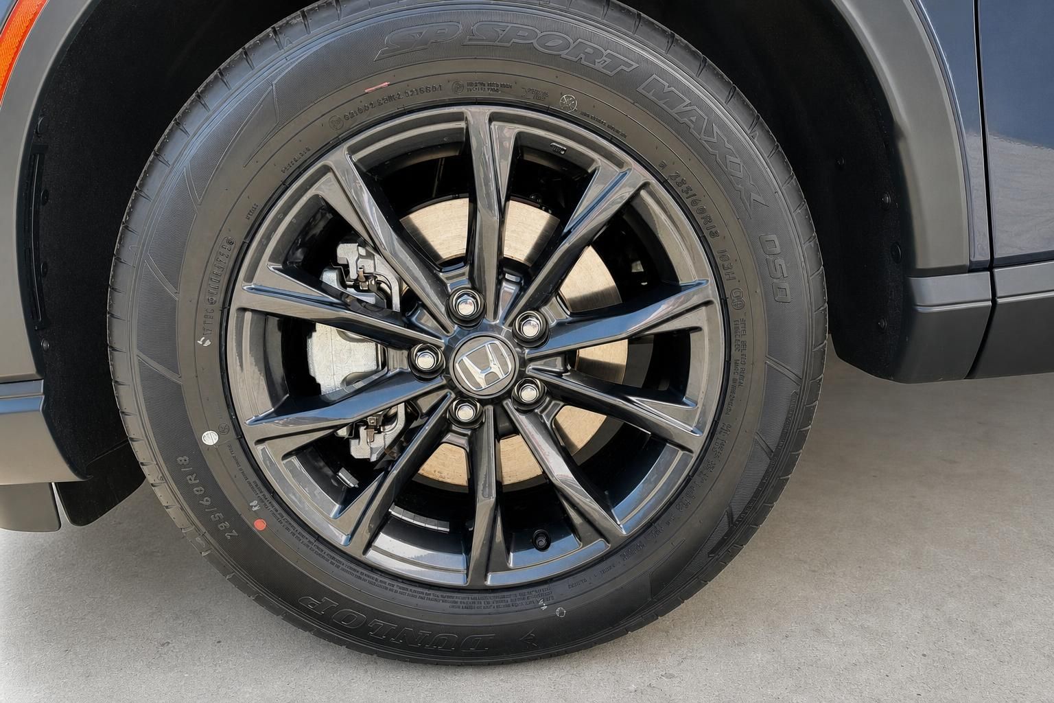 Honda CR-V Detailansicht: Leichtmetallfelge mit Dunlop-Bereifung