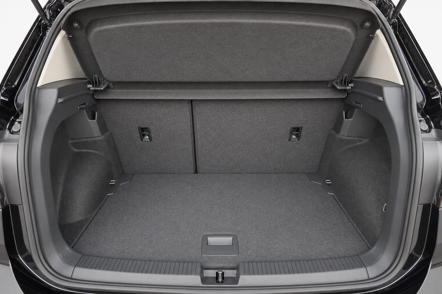 Kofferraum des VW mit viel Stauraum bei geoeffneter Heckklappe