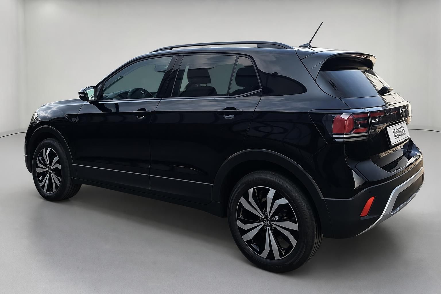 VW T-Cross schwarz Heckansicht Ruecklichter Alufelgen