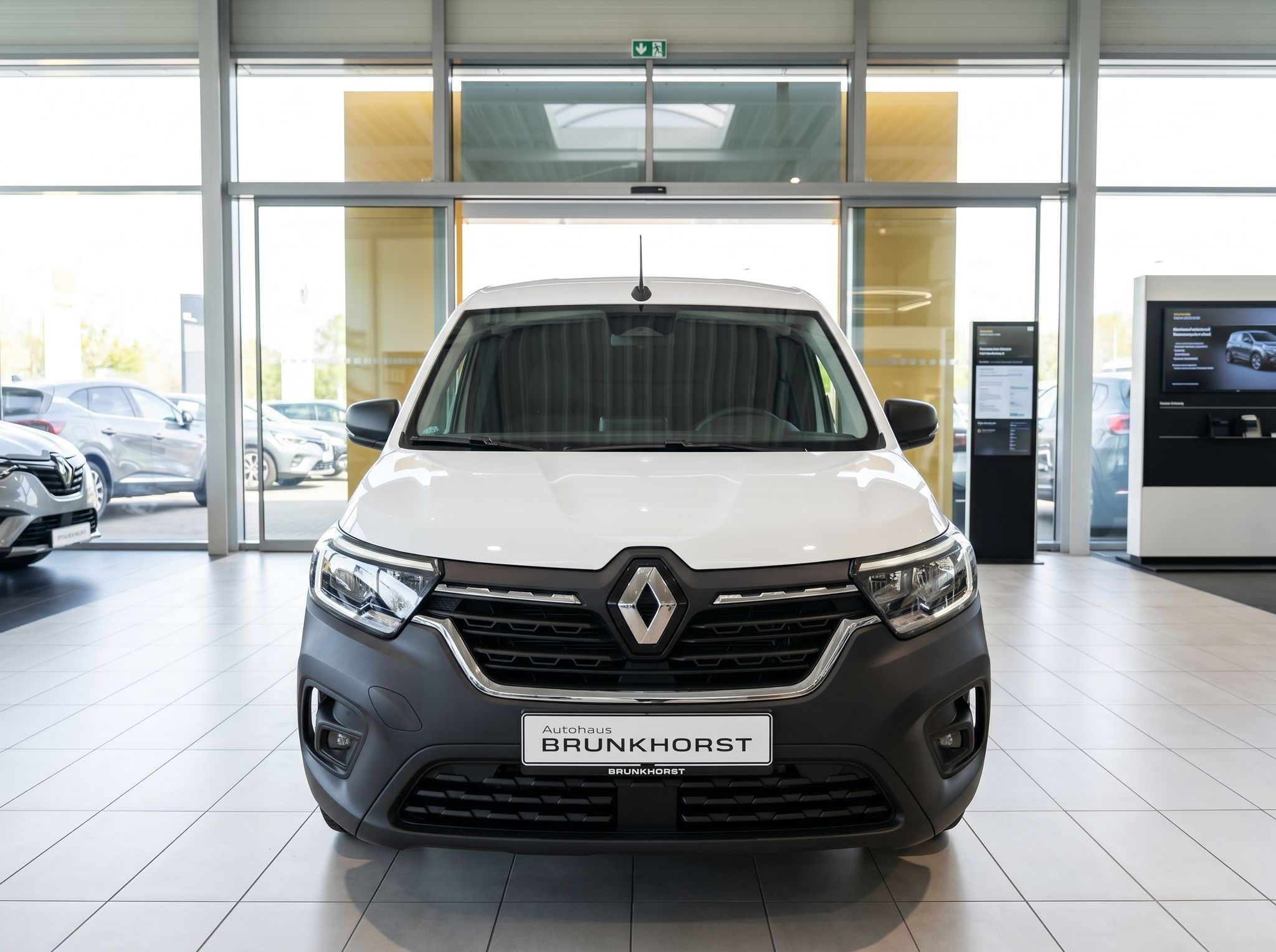 Renault Kangoo Frontansicht weiß-grau - LED-Scheinwerfer und Kühlergrill im Autohaus Showroom