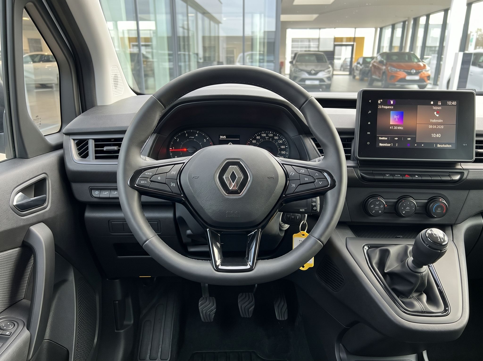 Renault Cockpit mit Multifunktionslenkrad, digitalem Display und manueller Schaltung