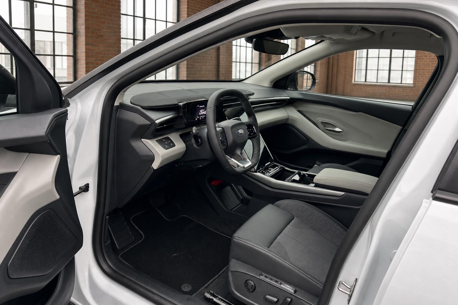 Ford Explorer Innenraum mit Cockpit und Fahrersitz
