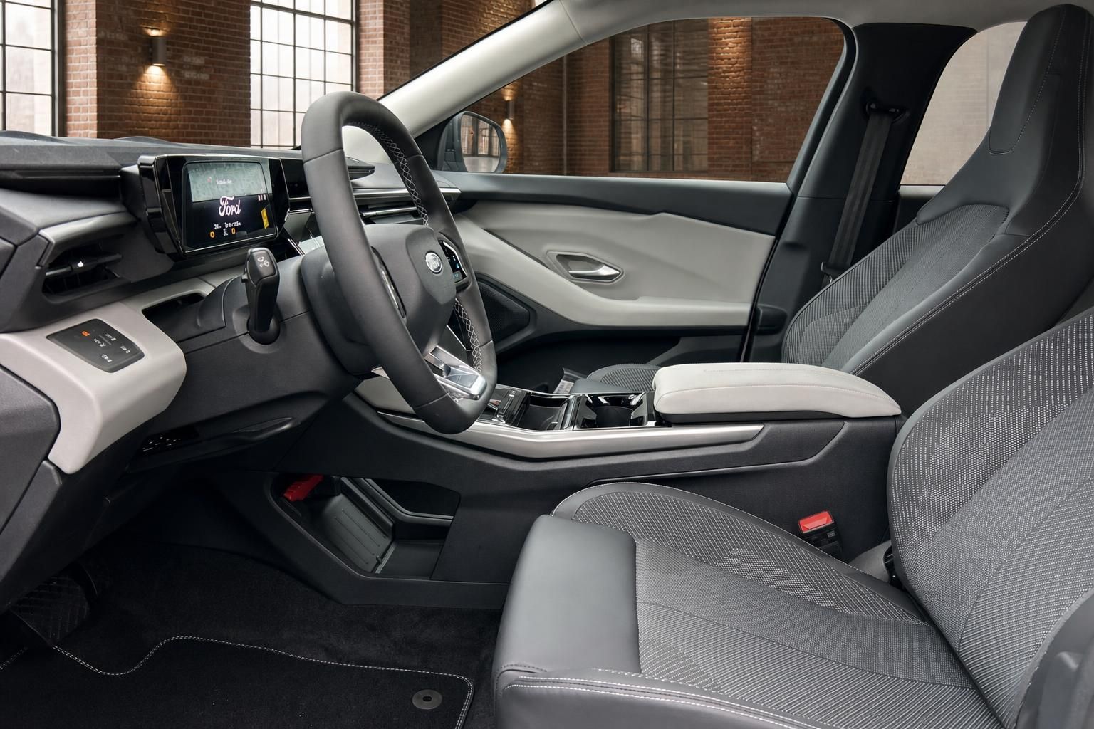 Ford Explorer Fahrerraum mit Lenkrad, Sitzen und Mittelkonsole im Detail