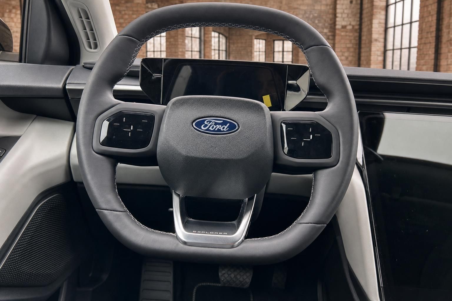 Ford Explorer Lenkrad Nahaufnahme mit Ford Logo und Bedienelementen
