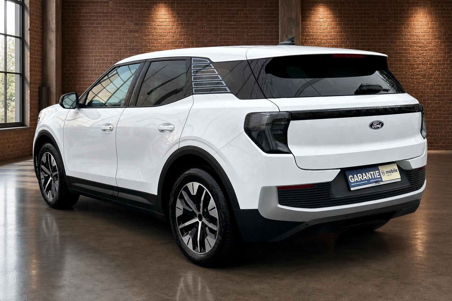 Ford Explorer weiß, Heckansicht schräg in Showroom
