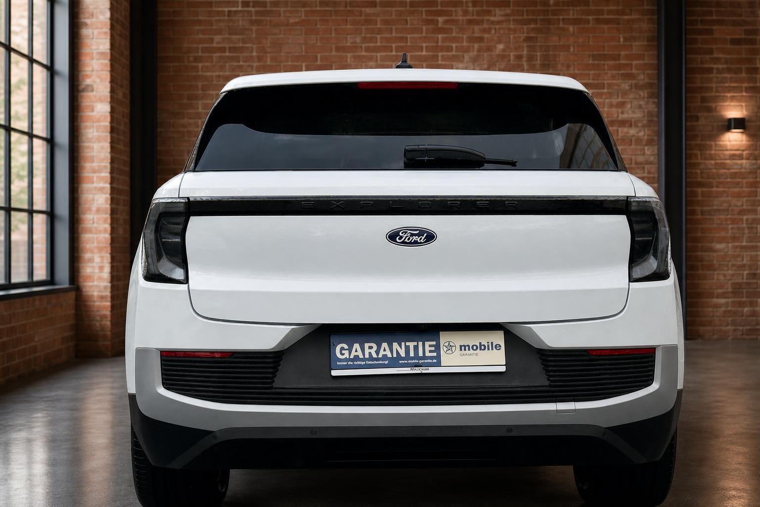 Ford Explorer weiß, direkte Heckansicht mit Rücklichtern