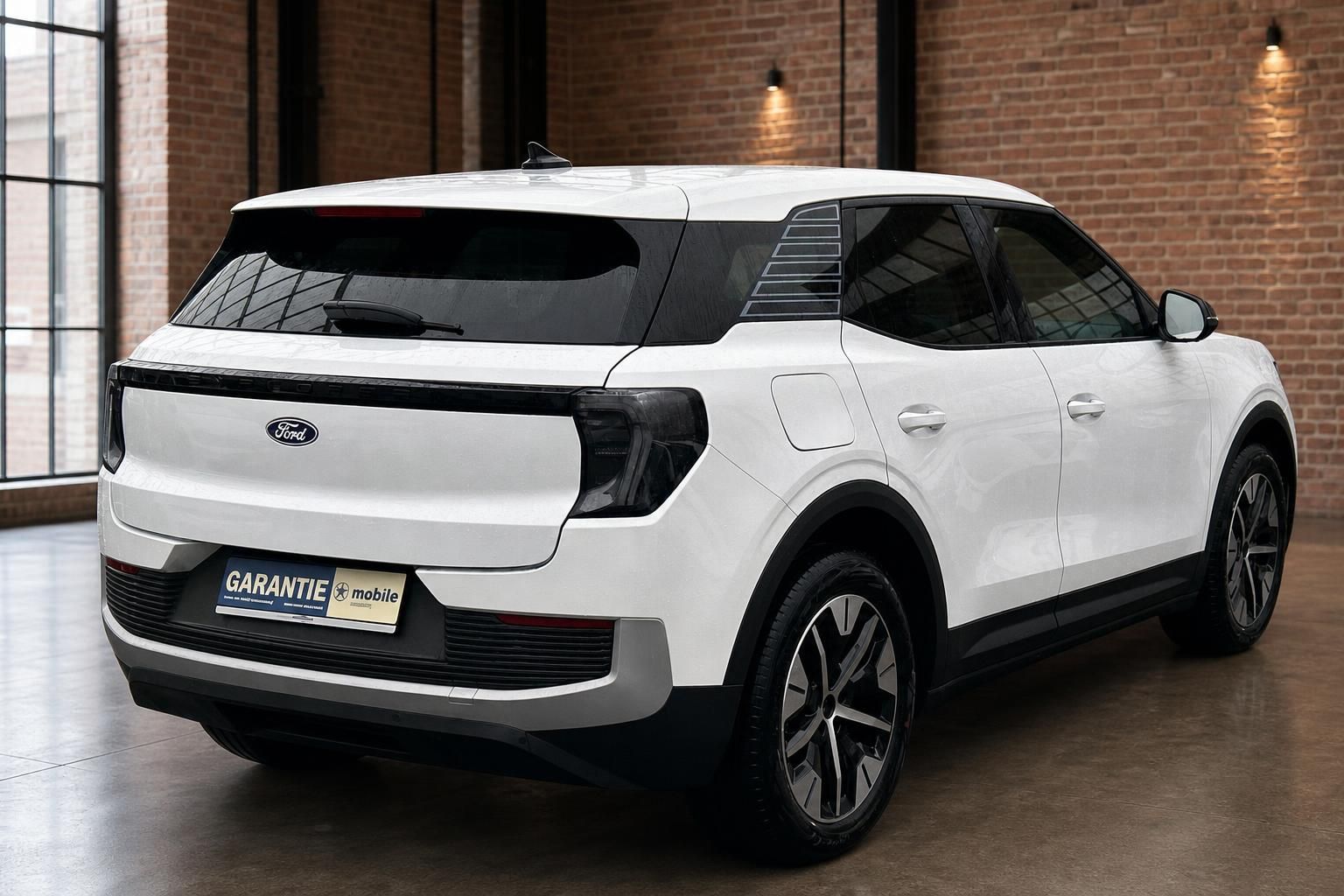 Ford Explorer weiß, Heckansicht schräg von hinten rechts