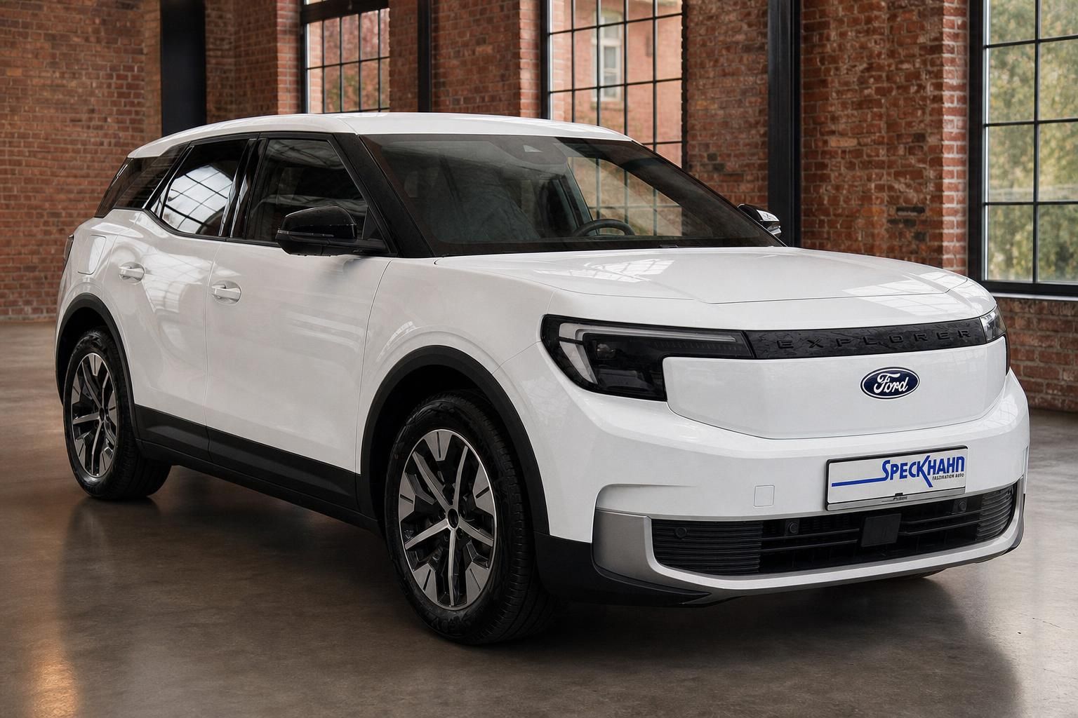 Ford Explorer weiß, Frontansicht schräg im Showroom
