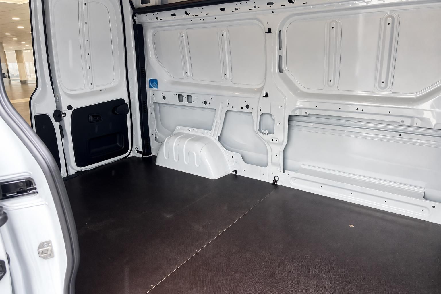 Renault Transporter Laderaum innen - großzügiger weißer Innenraum mit Ladeboden