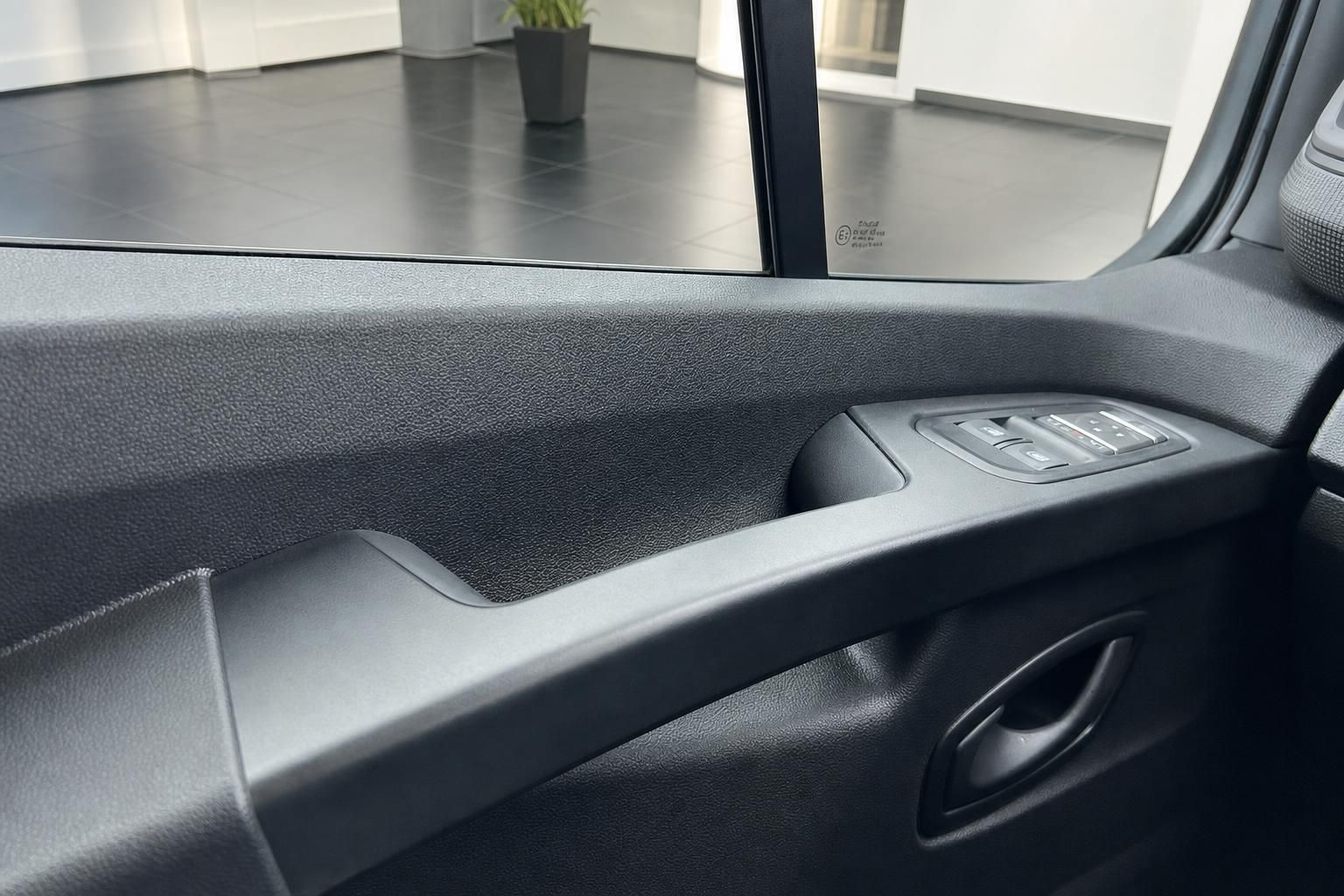 Renault Fahrzeug Türverkleidung mit Fensterheber-Bedienung - Innendetail