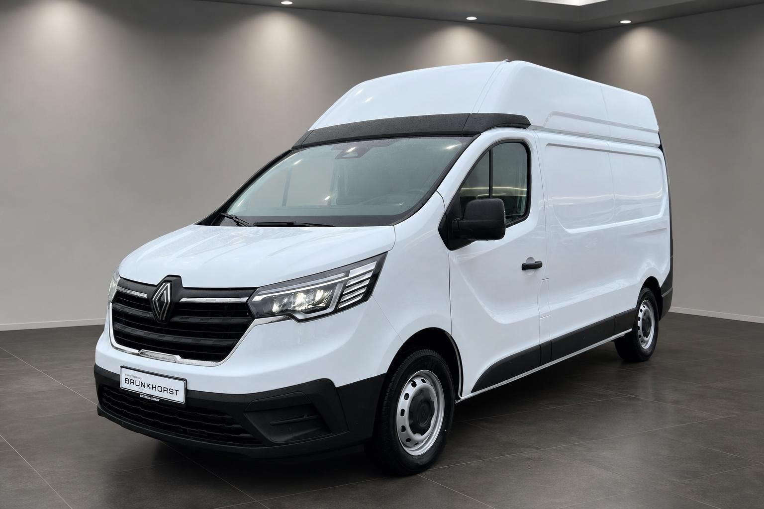 Renault Trafic weißer Hochdach-Transporter Seitenansicht mit schwarzen Stoßstangenschutz