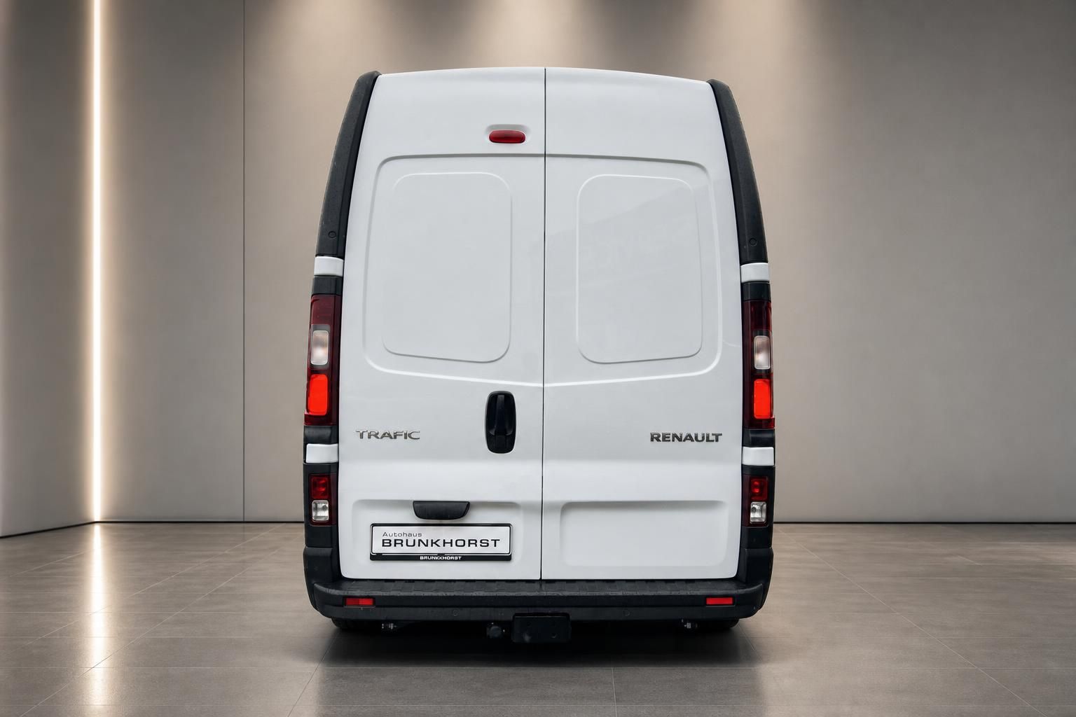 Renault Trafic weißer Transporter Heckansicht mit geschlossenen Türen im Autohaus Brunkhorst