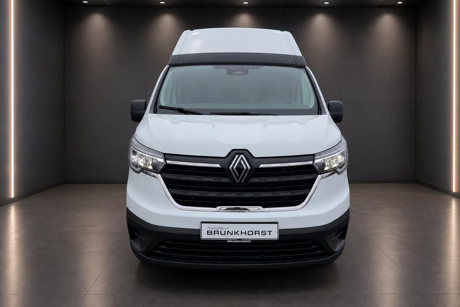 Renault Trafic weißer Kastenwagen Frontansicht mit LED-Scheinwerfern im modernen Showroom