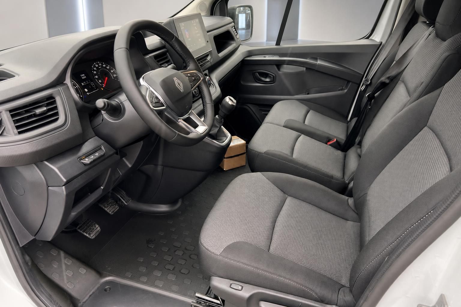 Renault Trafic Innenraum Cockpit mit Lenkrad, Touchscreen und grauen Stoffsitzen