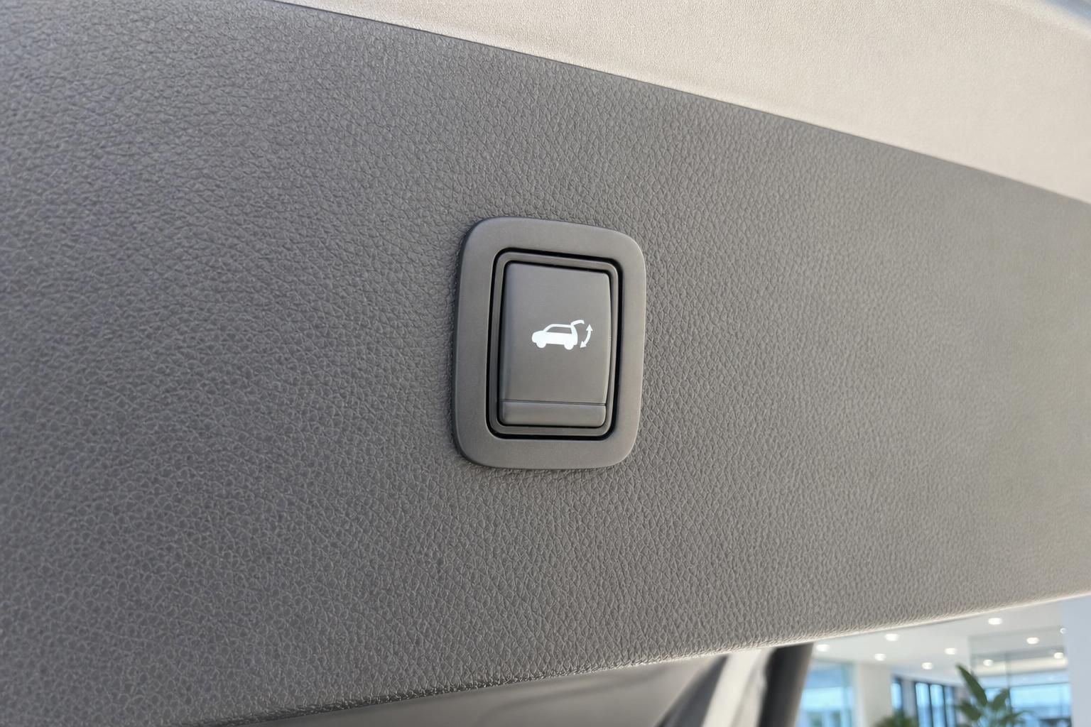 Dacia Bigster Taste fuer elektrische Heckklappe im Innenraum