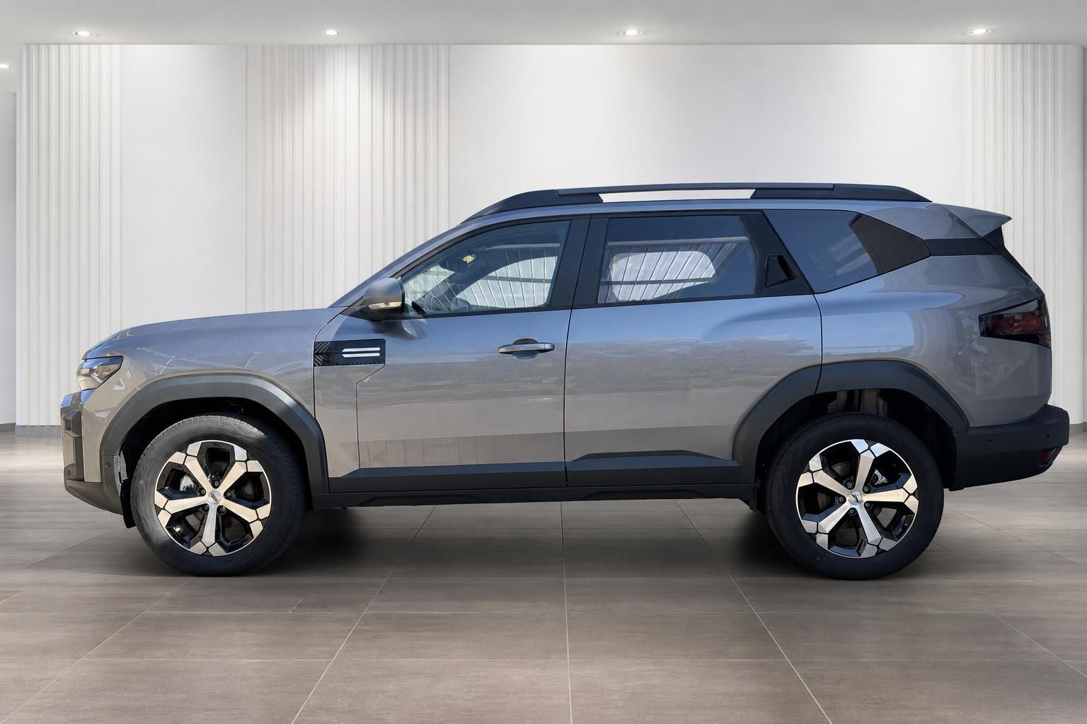 Dacia Bigster Hybrid grau metallic Seitenansicht im Autohaus
