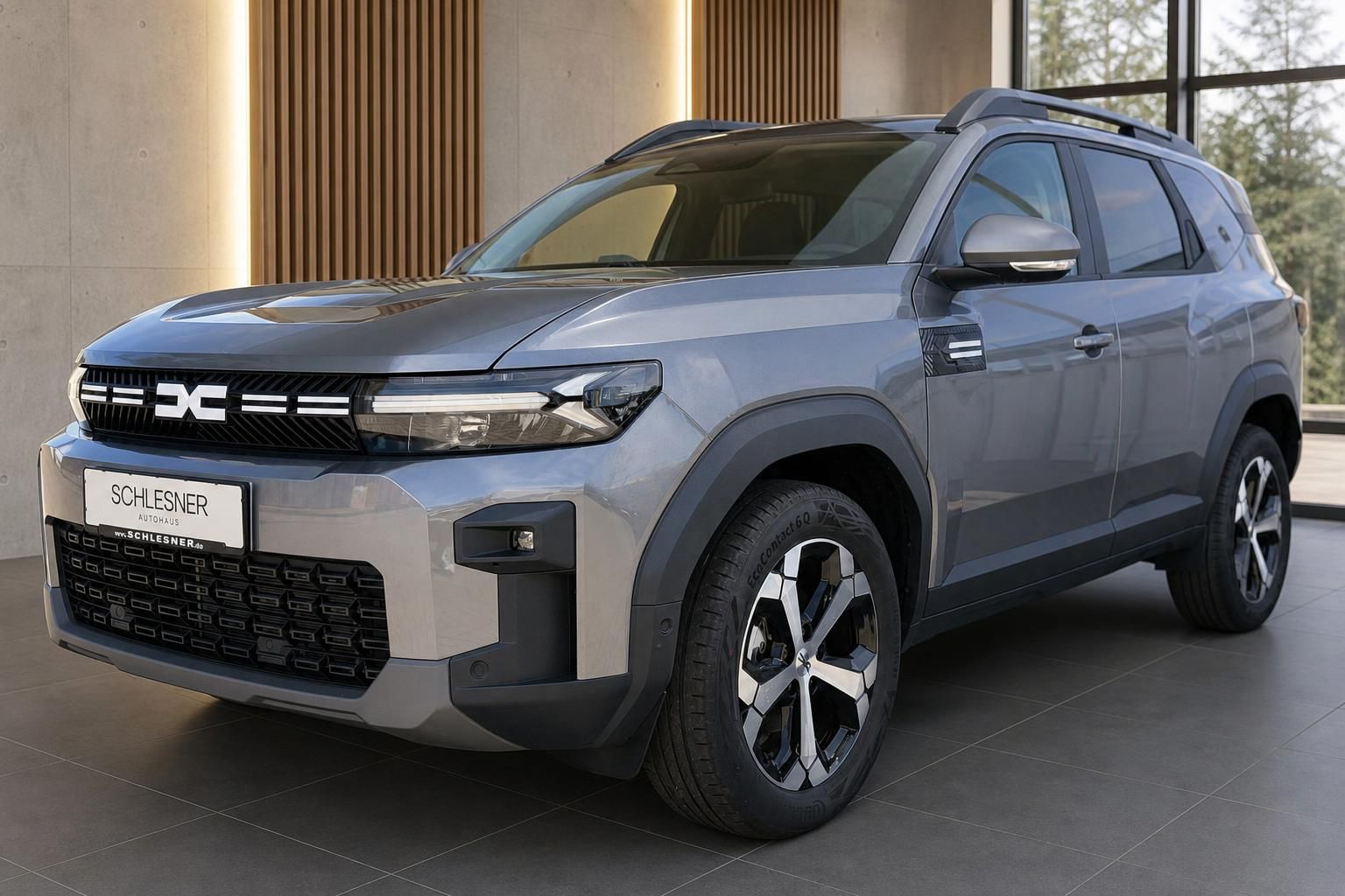 Dacia SUV in Grau, Frontansicht im Autohaus Schlesner