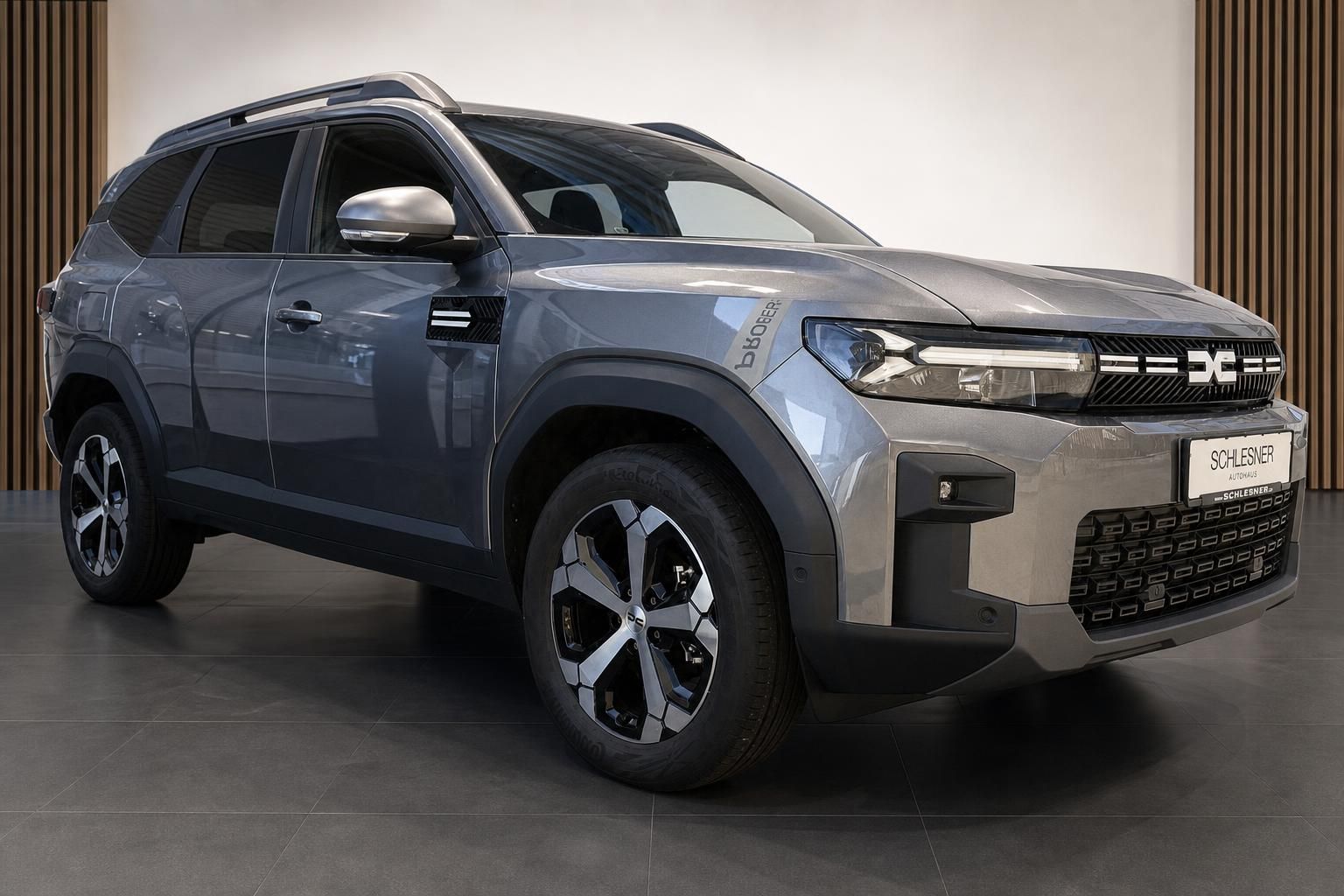 Dacia Bigster SUV in Grau, Frontansicht schraeg von vorne
