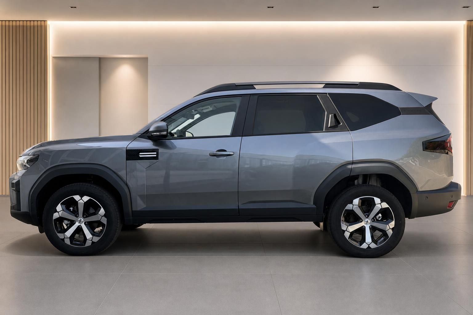 Dacia SUV in Grau, Seitenansicht im modernen Showroom