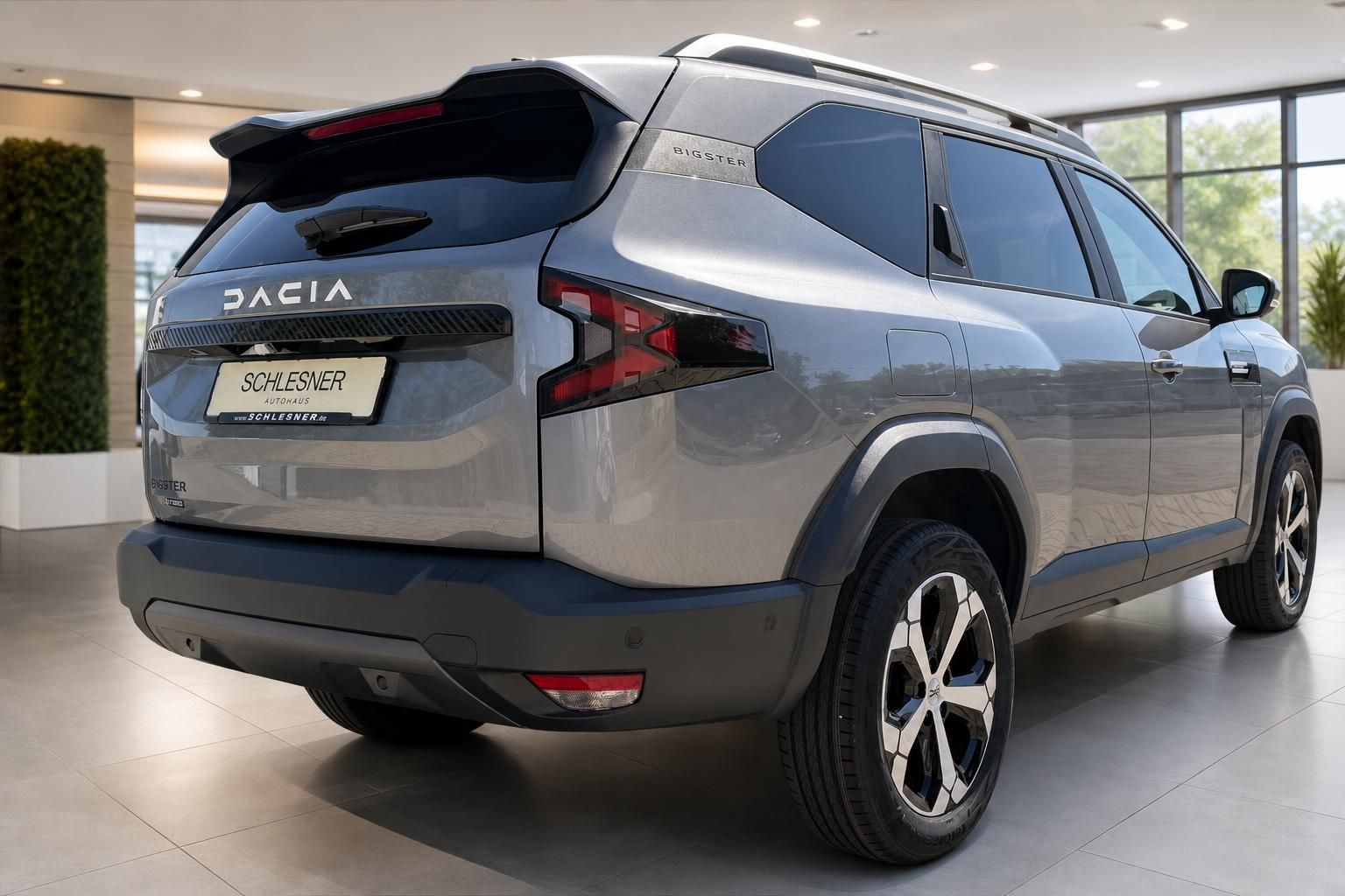 Dacia Bigster SUV Heck-Seitenansicht in Grau, Autohaus Schlesner