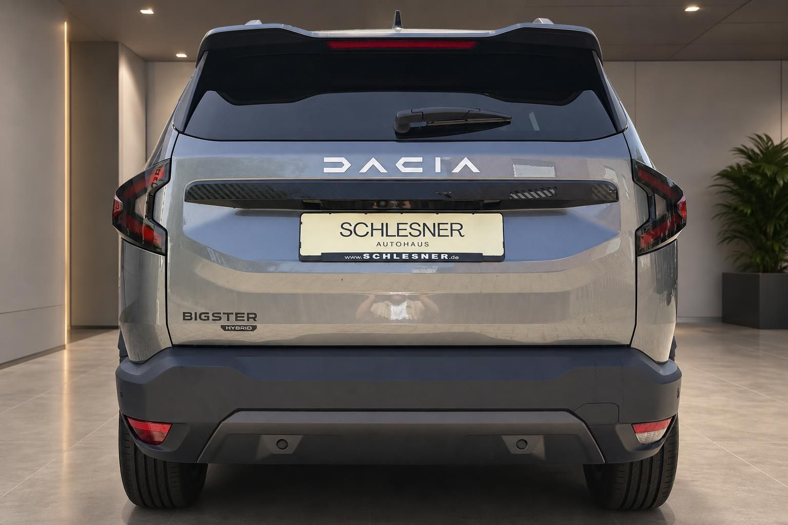 Dacia Bigster Hybrid Heckansicht in Grau beim Autohaus Schlesner