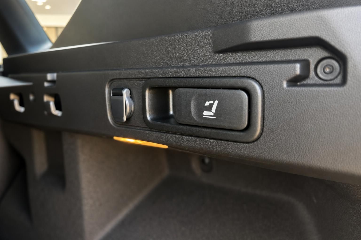 Dacia Bigster Bedienelemente fuer Rueckenlehne im Kofferraum