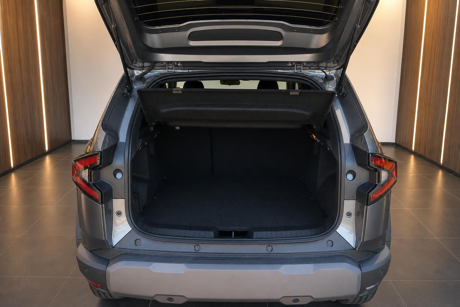 Offener Kofferraum eines grauen SUV mit schwarzer Innenausstattung im Showroom