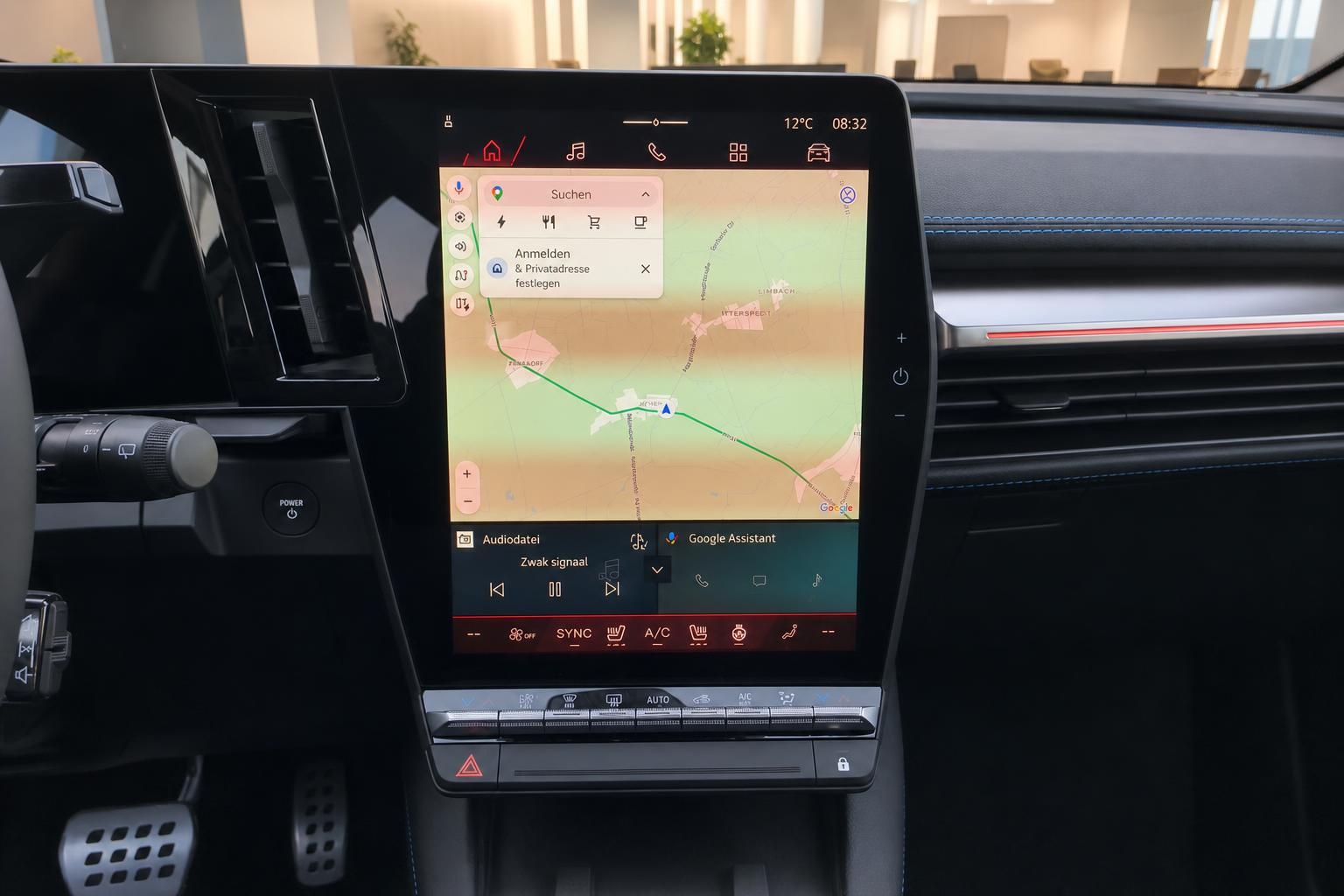 Zentrales Touchscreen-Display mit Navigation im Fahrzeug-Cockpit