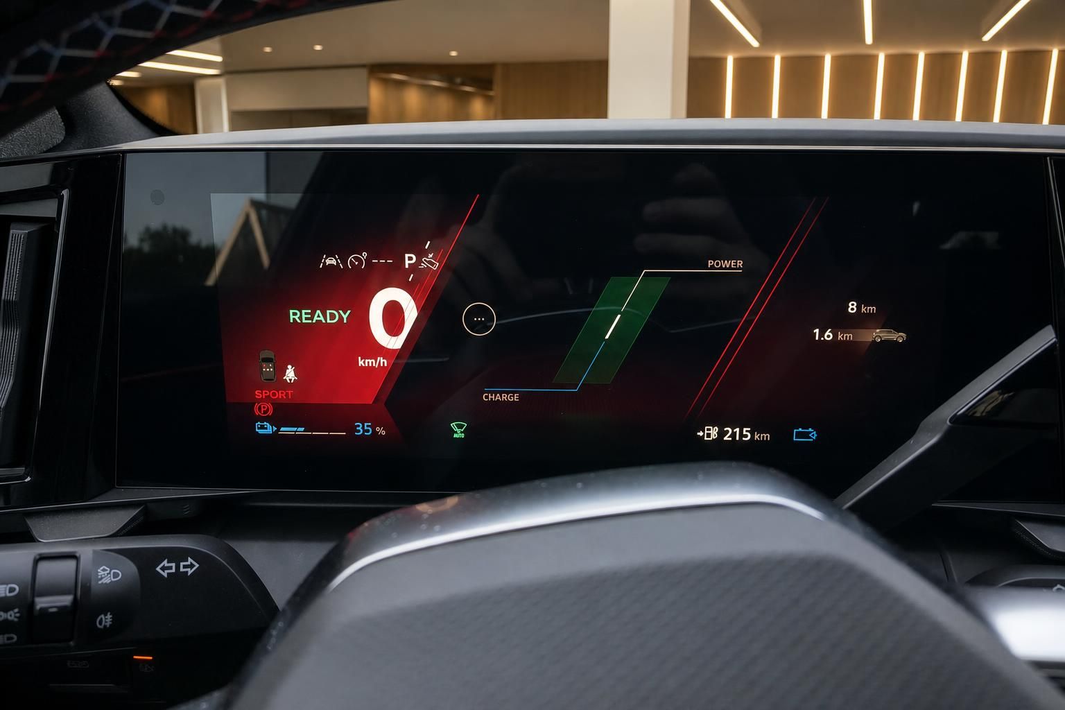 Cockpit-Display mit Ladestand und Reichweite im Elektrofahrzeug