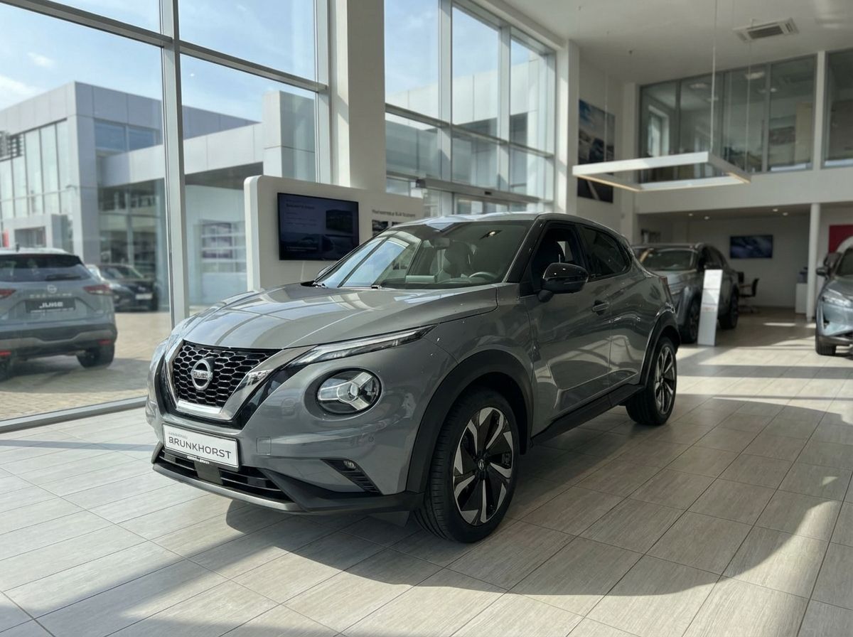Grauer Nissan Juke Neuwagen im Autohaus Brunkhorst Showroom Frontansicht