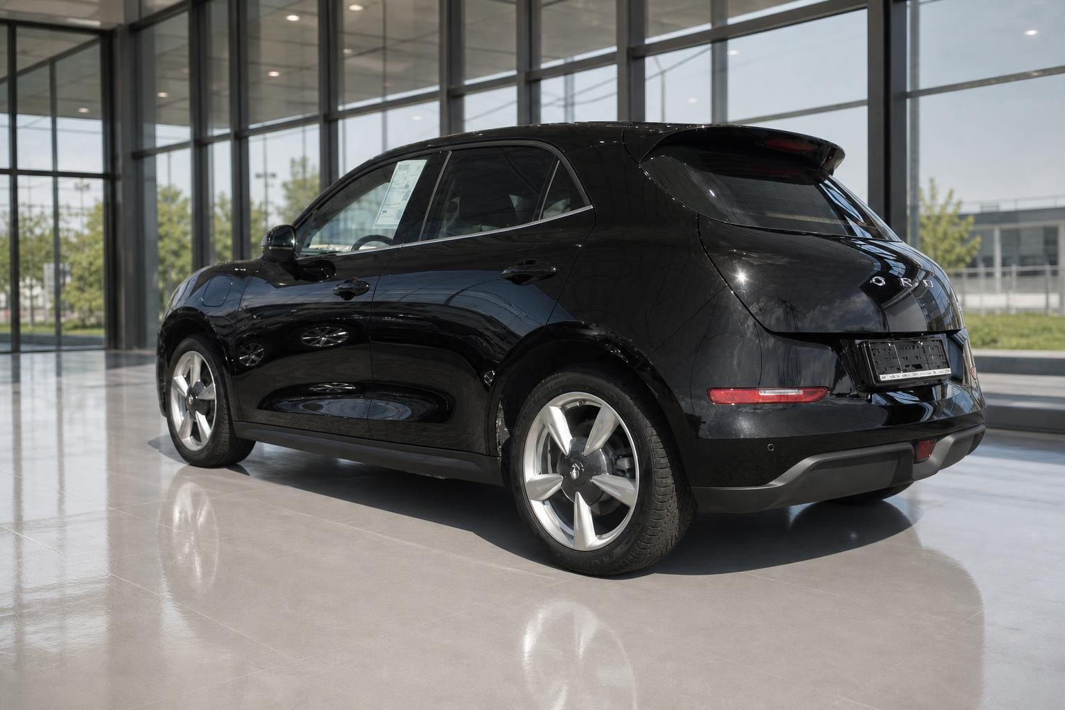 Schwarzes SUV Heckansicht im Autohaus – gepflegter Gebrauchtwagen mit Alufelgen