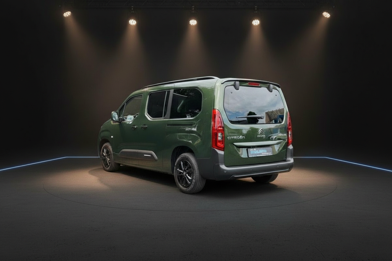 Citroën Berlingo XL in Khaki Grün, Heckansicht im Fotostudio