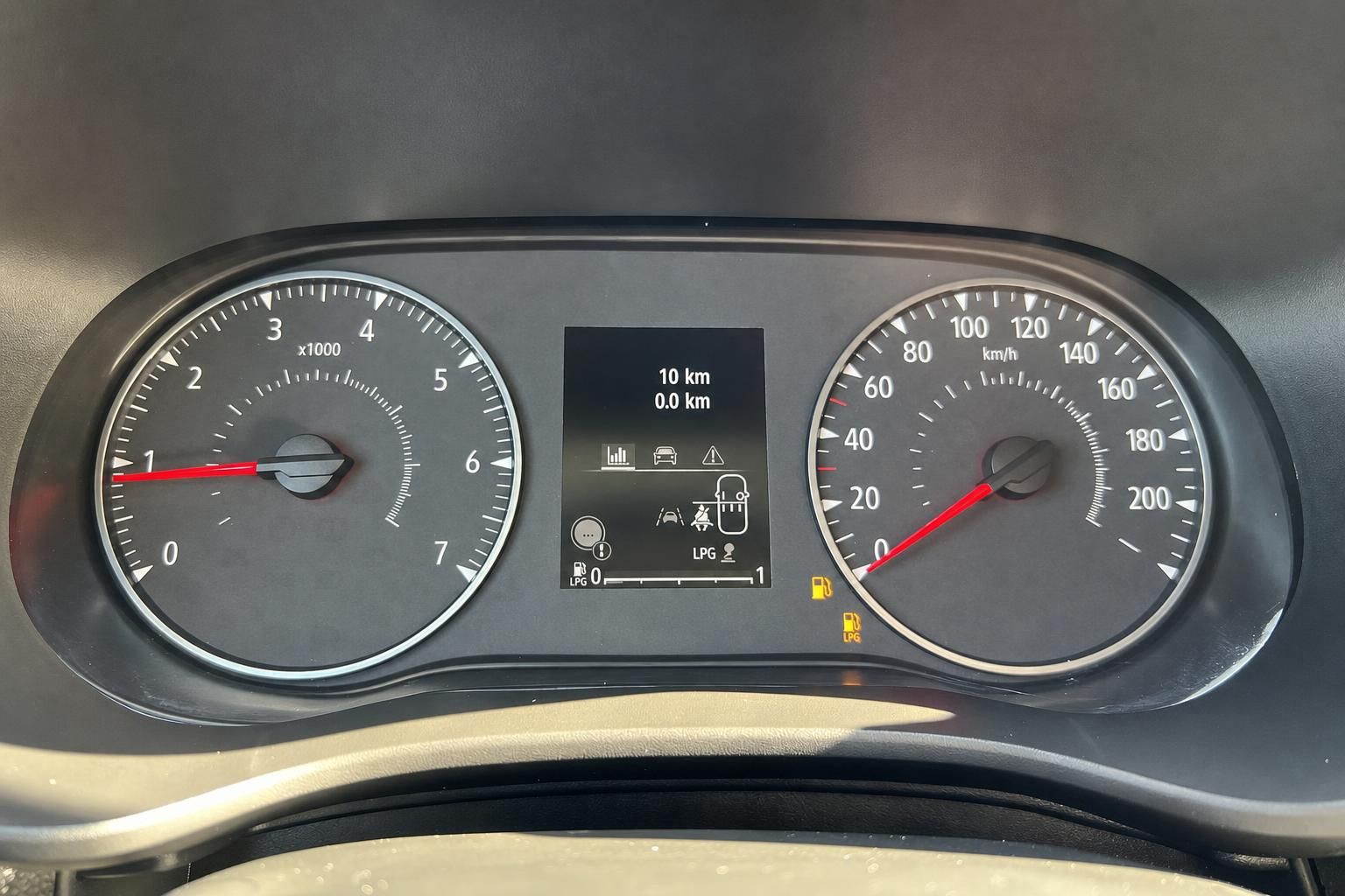 Auto Cockpit Instrumententafel mit Drehzahlmesser, Tacho und digitalem Display