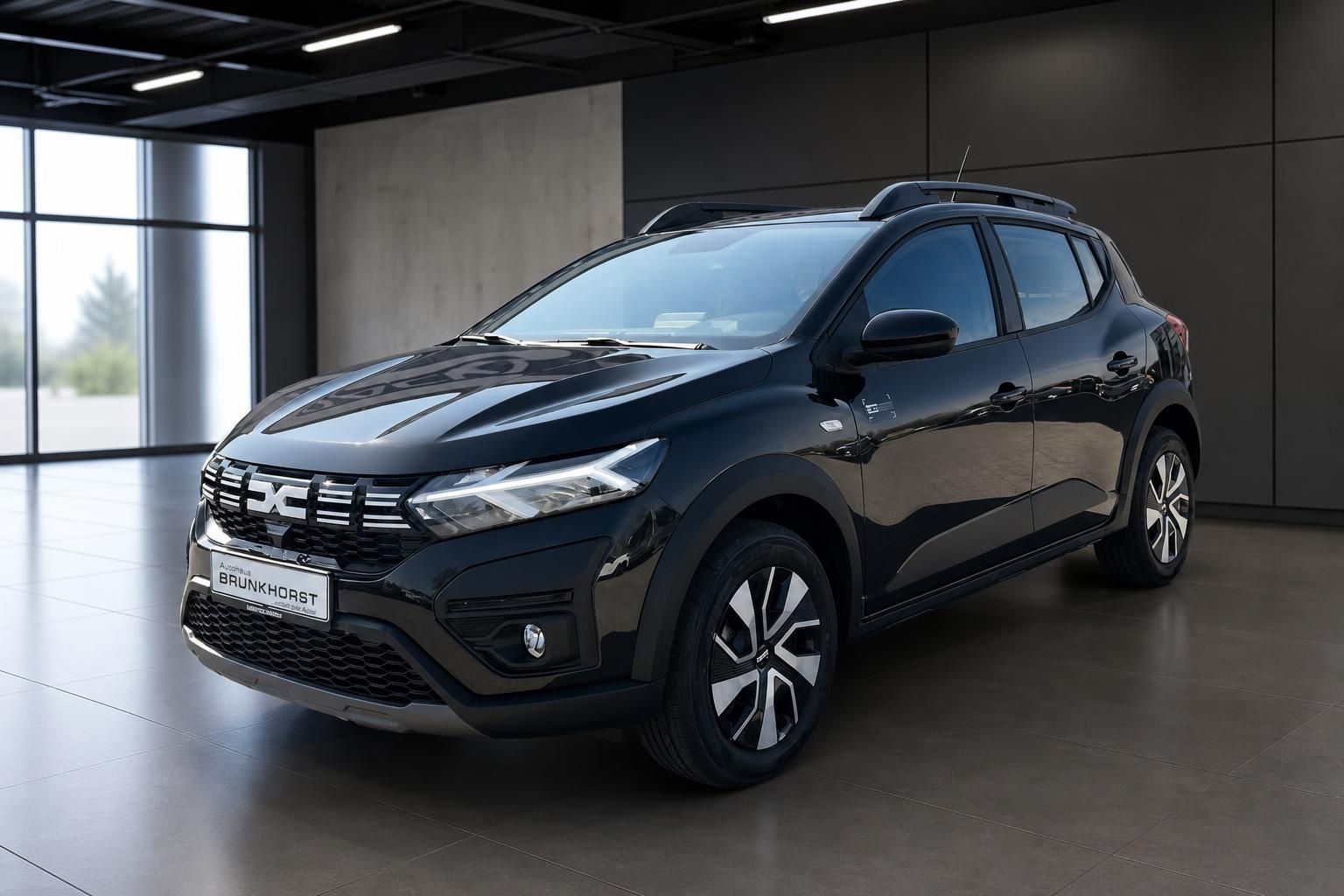 Dacia SUV schwarz Seitenansicht im modernen Autohaus Showroom