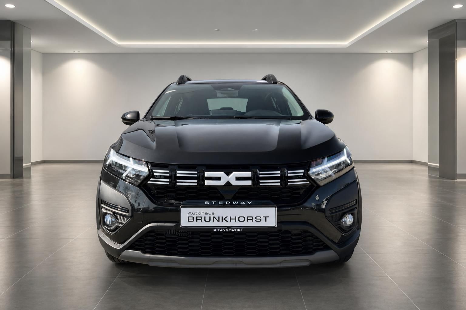 Dacia Stepway SUV schwarz Frontansicht im Autohaus - Autohaus Brunkhorst