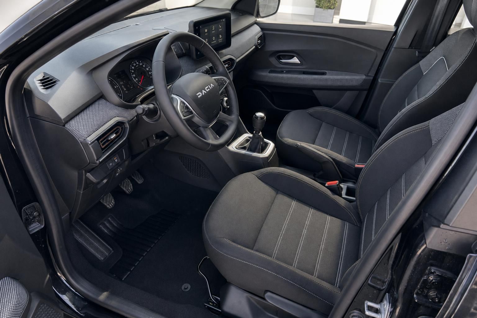 Dacia Innenraum schwarz - Cockpit mit Lenkrad, Armaturenbrett und Sitze