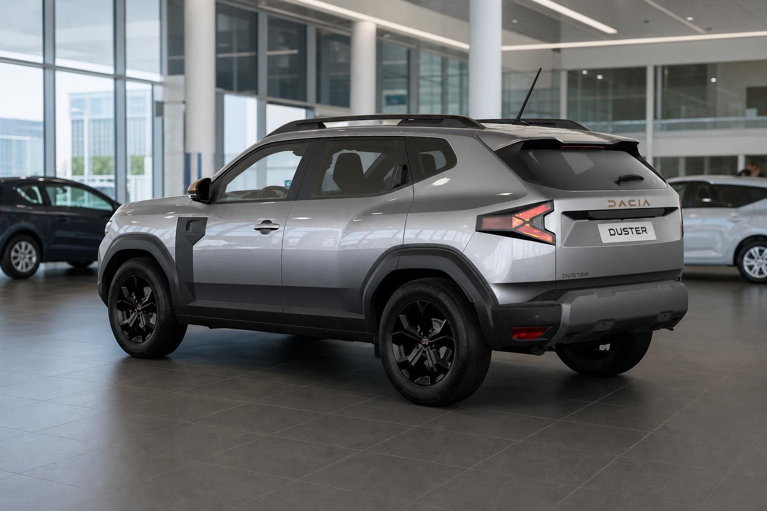 Dacia Duster silber, Seiten-Heckansicht im Autohaus