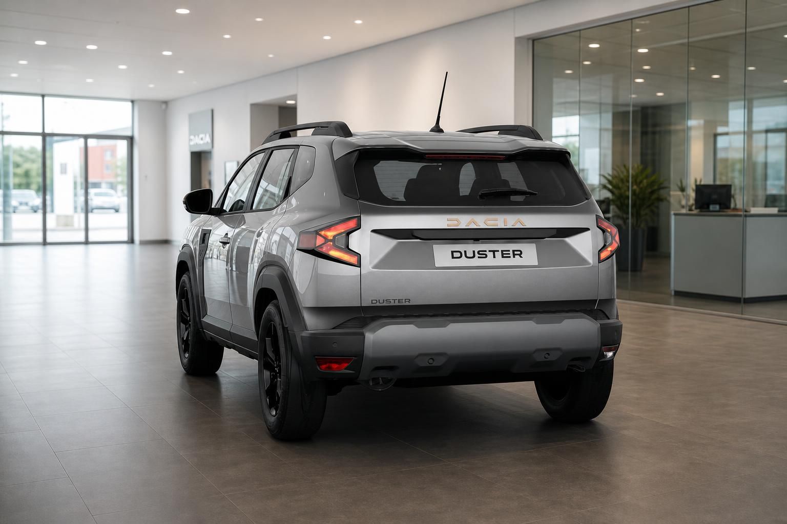 Dacia Duster in Silber, Heckansicht im modernen Showroom