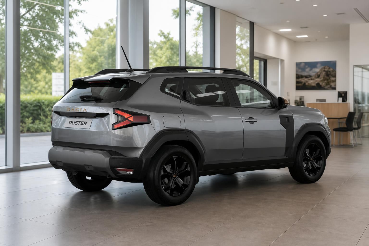 Dacia Duster grau, Seiten-Heckansicht im Showroom