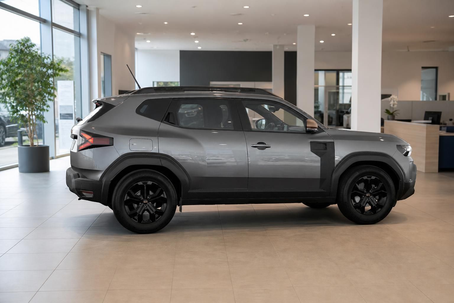 Dacia Duster grau, Seitenansicht im Autohaus