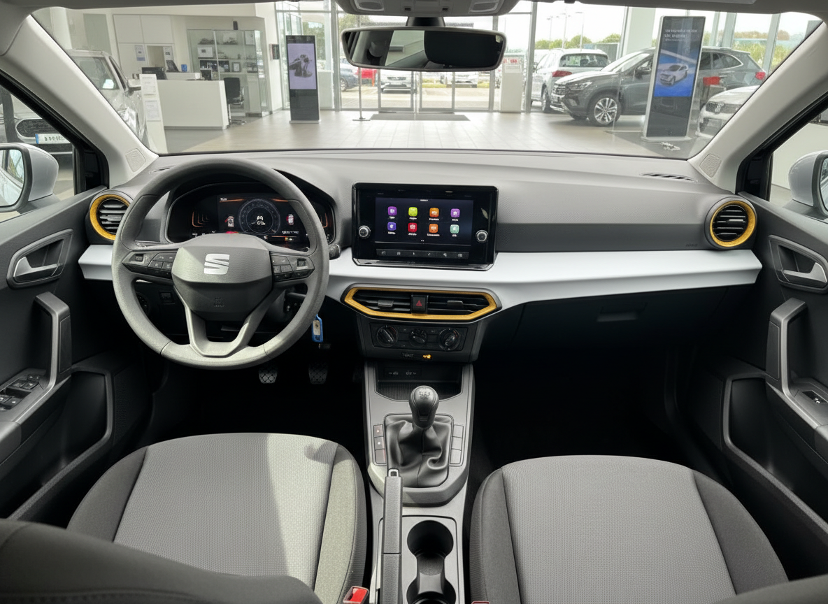 SEAT Ibiza Innenraum mit Touchscreen, manuellem Getriebe und goldenen Akzenten im Autohaus