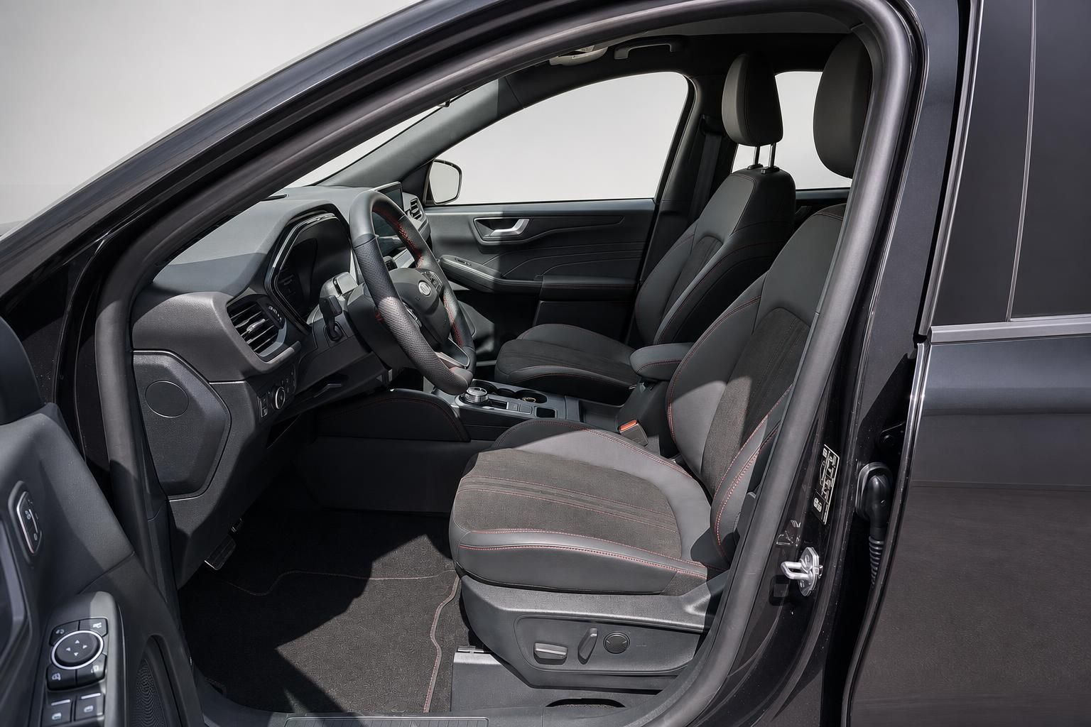 Ford Kuga Innenraum Fahrersitz und Cockpit Detailansicht