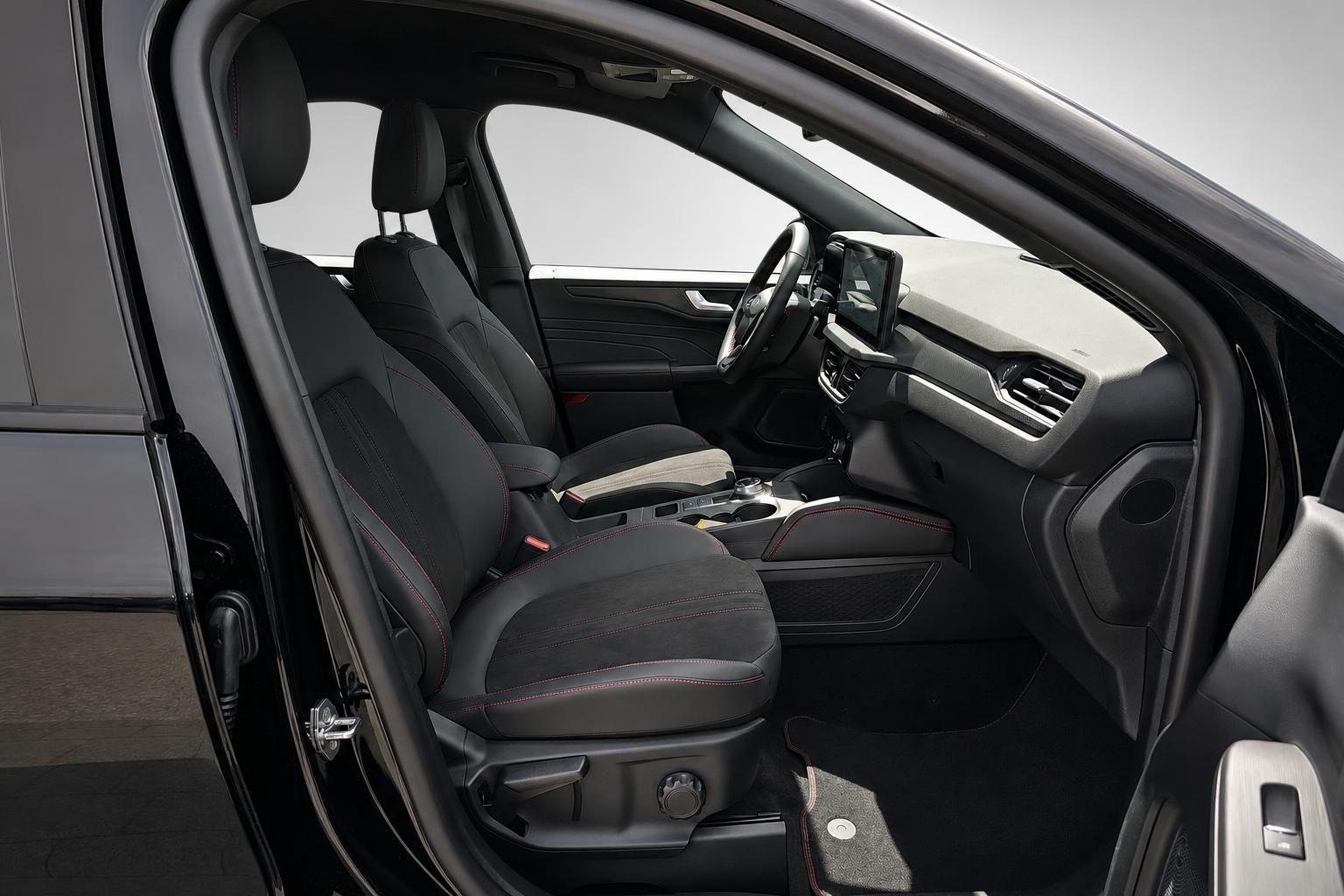 Ford Kuga Interieur Vordersitze mit roten Ziernaehten