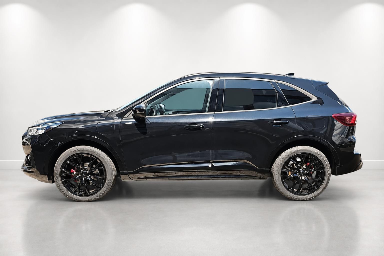 Ford Kuga schwarz Seitenansicht Studioaufnahme