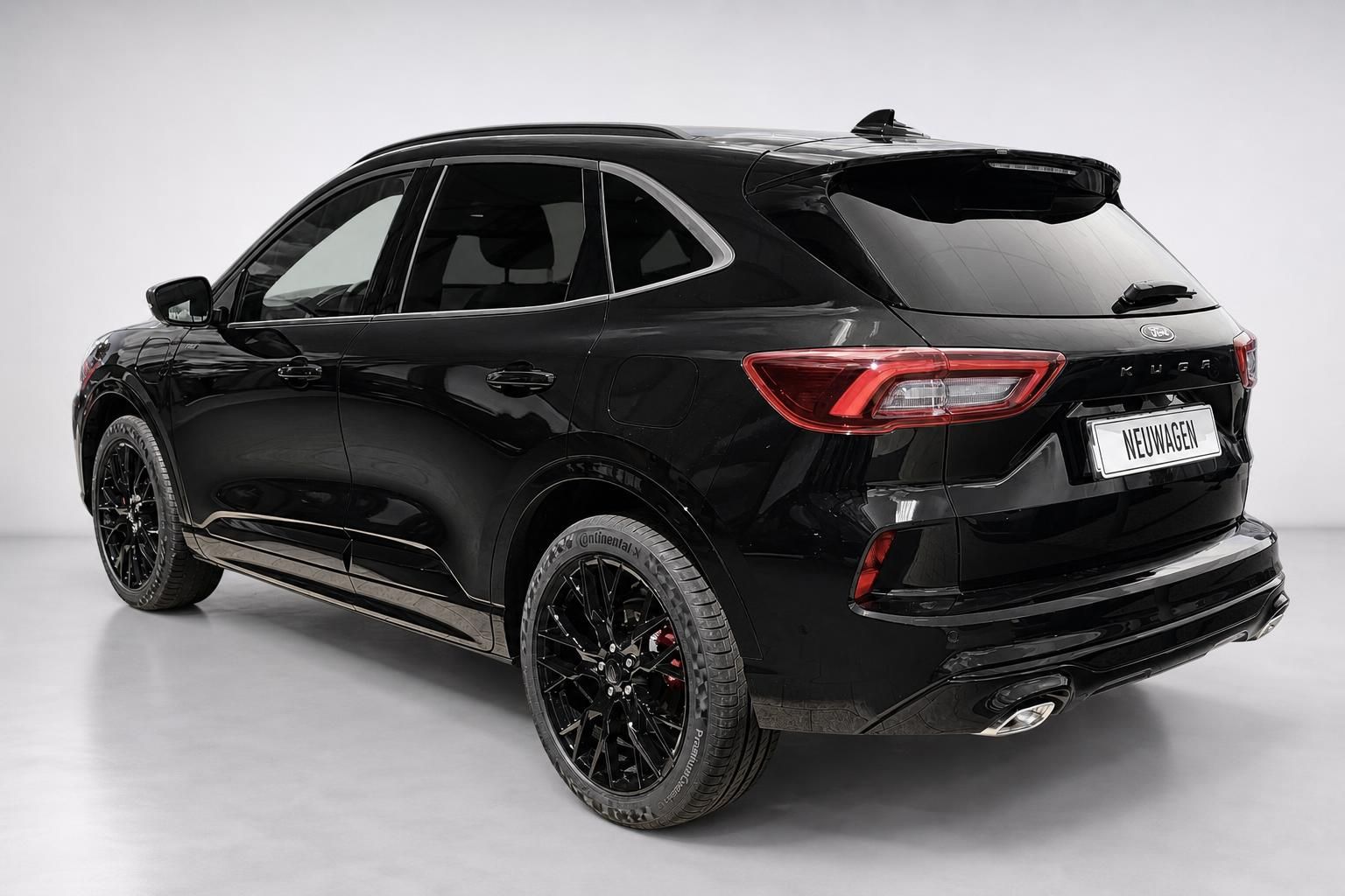 Ford Kuga schwarz Heckansicht Studio Neuwagen