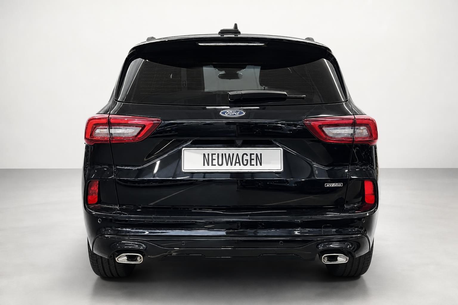 Ford Kuga Hybrid schwarz Heckansicht Neuwagen im Studio